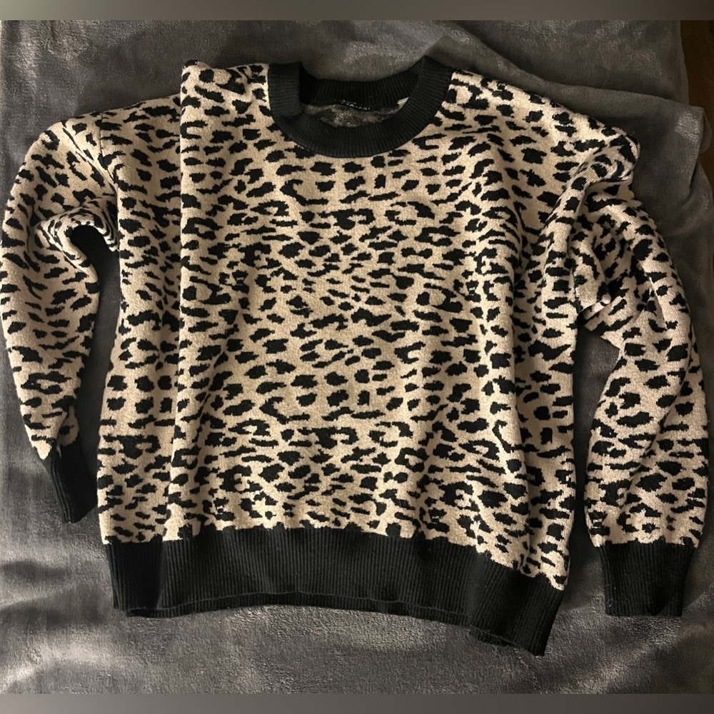 Tahari XL Leopard / Cheetah Slightly Cropped Sweater